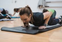 운동으로 얻는 건강한 삶, 필라테스와 요가를 병행하다 A group of people in a gym doing push ups