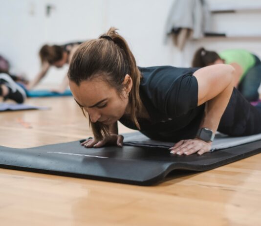 운동으로 얻는 건강한 삶, 필라테스와 요가를 병행하다 A group of people in a gym doing push ups