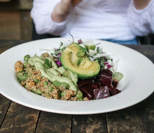 건강한 체력 관리 방법 vegetable dish on white ceramic plate