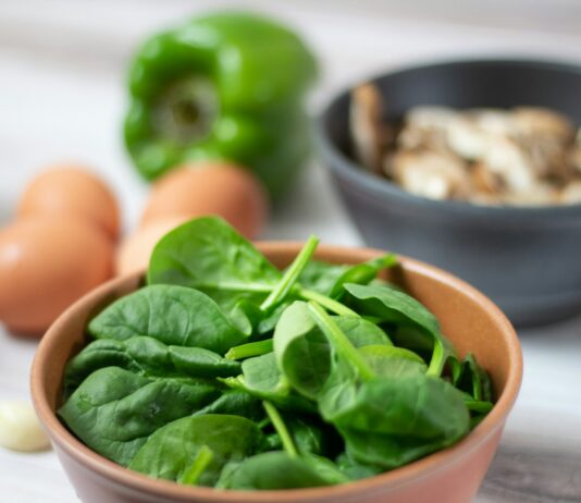 면역 체계를 강화하는 슈퍼푸드 10가지 리스트 green vegetable on white ceramic bowl