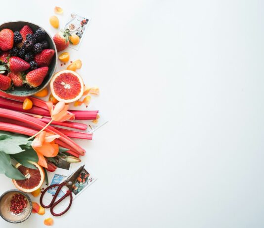 간헐적 단식, 정말 효과가 있을까? 과학적 분석 variety of sliced fruits