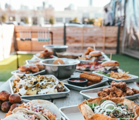 건강한 라이프스타일의 필수, 다이어트와 운동 selective focus photography of plates of food on table during daytime