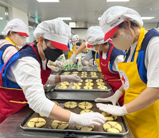 ‘먼저 온 통일’ 탈북민 “사랑의 빵” 만들어 나누어요