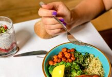 비만을 예방하는 자연식 식단 person holding spoon with food in blue ceramic bowl