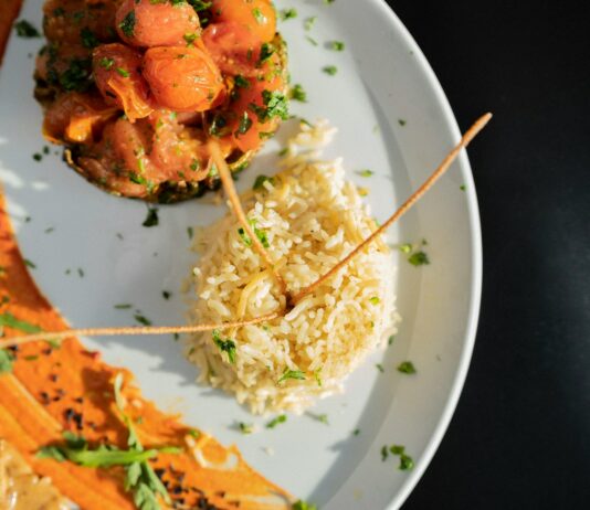 효율적인 다이어트를 위해서는 식사와 운동의 조화 a white plate topped with meat and rice