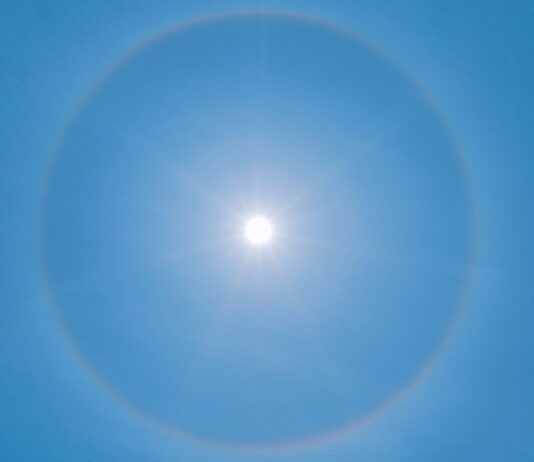 5월 자외선, 벌써 내 피부는 지치기 시작했어요 blue sky with white sun