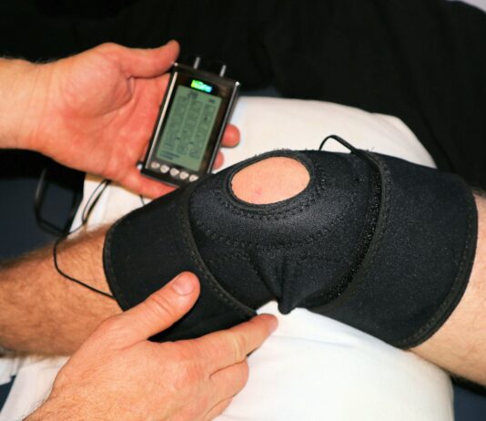 “무릎 안 좋은데 걷기 운동 괜찮을까요?”… 관절 지키는 걷기의 조건 person holding black knit cap