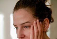 스트레스, 제대로 관리하면 건강도 챙길 수 있다 a person with the hand on the face