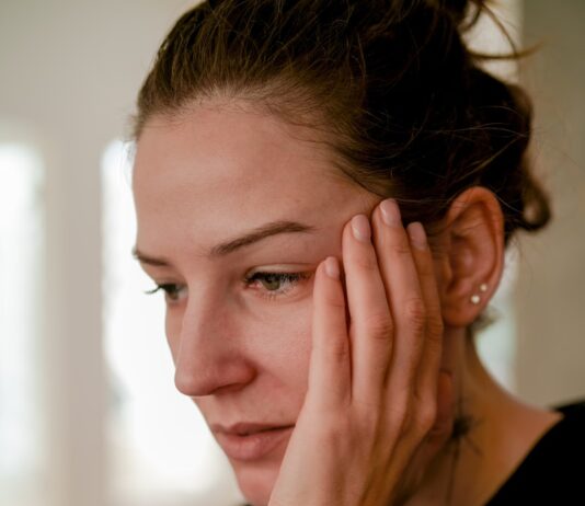 스트레스, 제대로 관리하면 건강도 챙길 수 있다 a person with the hand on the face