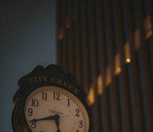 내 몸의 ‘리셋 버튼’, 잃어버린 생체리듬을 되찾는 법 a clock on a pole in front of a building