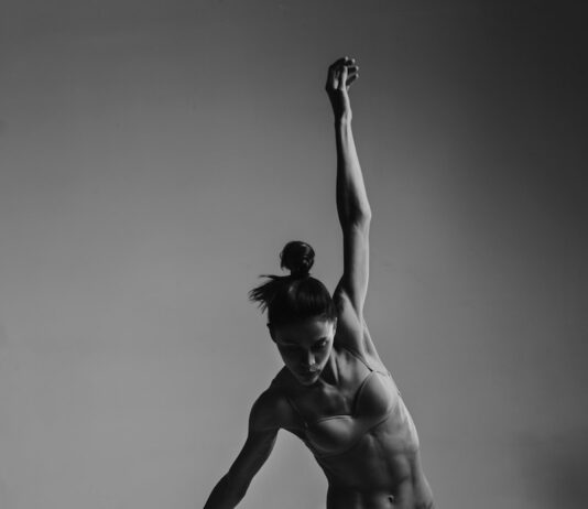 근육, 건강한 삶의 핵심 열쇠 A portrait of a fit woman in black and white in Kyiv city