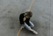 스트레스를 건강하게 다스리는 5가지 실천법 woman sitting on pavement