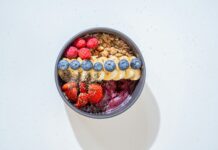 ‘Gut Health’의 재발견 — 장이 뇌를 지배한다 a bowl of cereal with milk and fruit