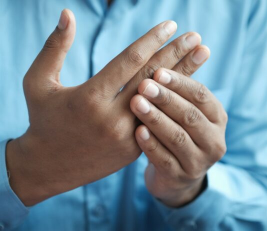 청년층 만성질환 증가의 원인과 대응: 식사·운동·수면 패턴의 변화 person in blue shirt showing left hand
