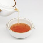 간헐적 단식, 한국인의 일상에 맞게 시작하는 똑똑한 방법 tea pours into white teacup
