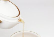 간헐적 단식, 한국인의 일상에 맞게 시작하는 똑똑한 방법 tea pours into white teacup