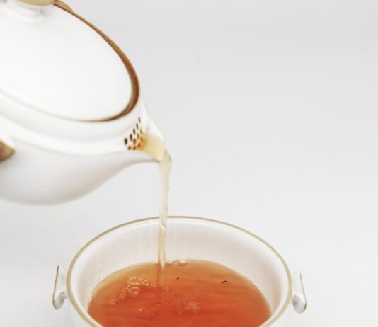 간헐적 단식, 한국인의 일상에 맞게 시작하는 똑똑한 방법 tea pours into white teacup