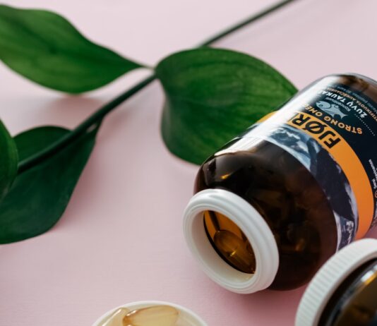 내 몸에 딱 맞는 영양 섭취, 건강 트렌드와 일상 실천법 a bottle of fish oil next to two bottles of fish oil